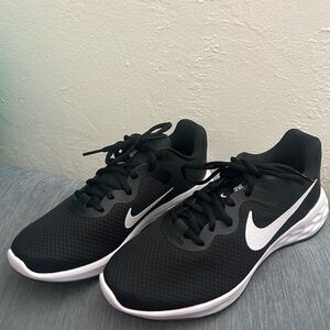 NEW- Black and white Nike shoes size US: 8.5